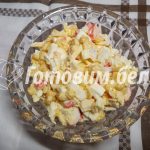 Салат с крабовыми палочками и кукурузой